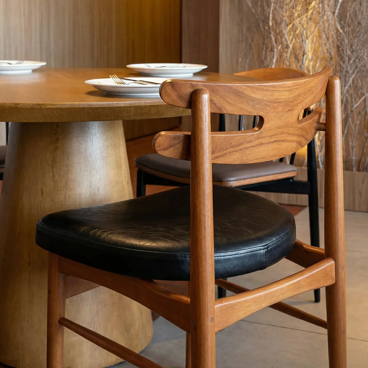Cadeira e mesa Lideratti em restaurante com acabamento em madeira