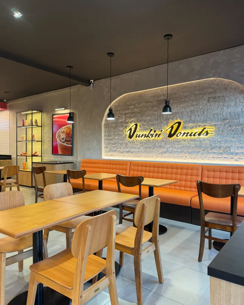 Loja Dunkin Donalds com cadeiras e mesas Lideratti