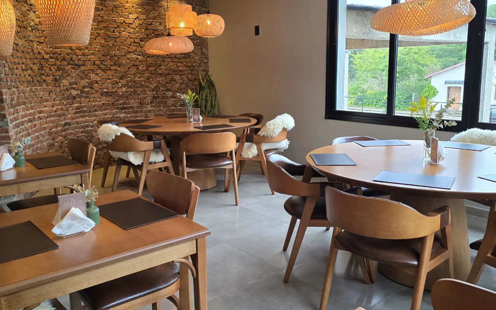 Salão do Attrio Gastronomia com mesas e cadeiras Lideratti