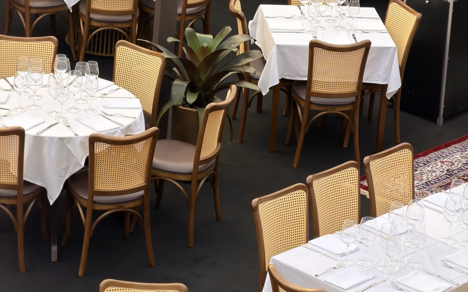 Salão externo da Funiculare Pizzaria com cadeiras Lideratti