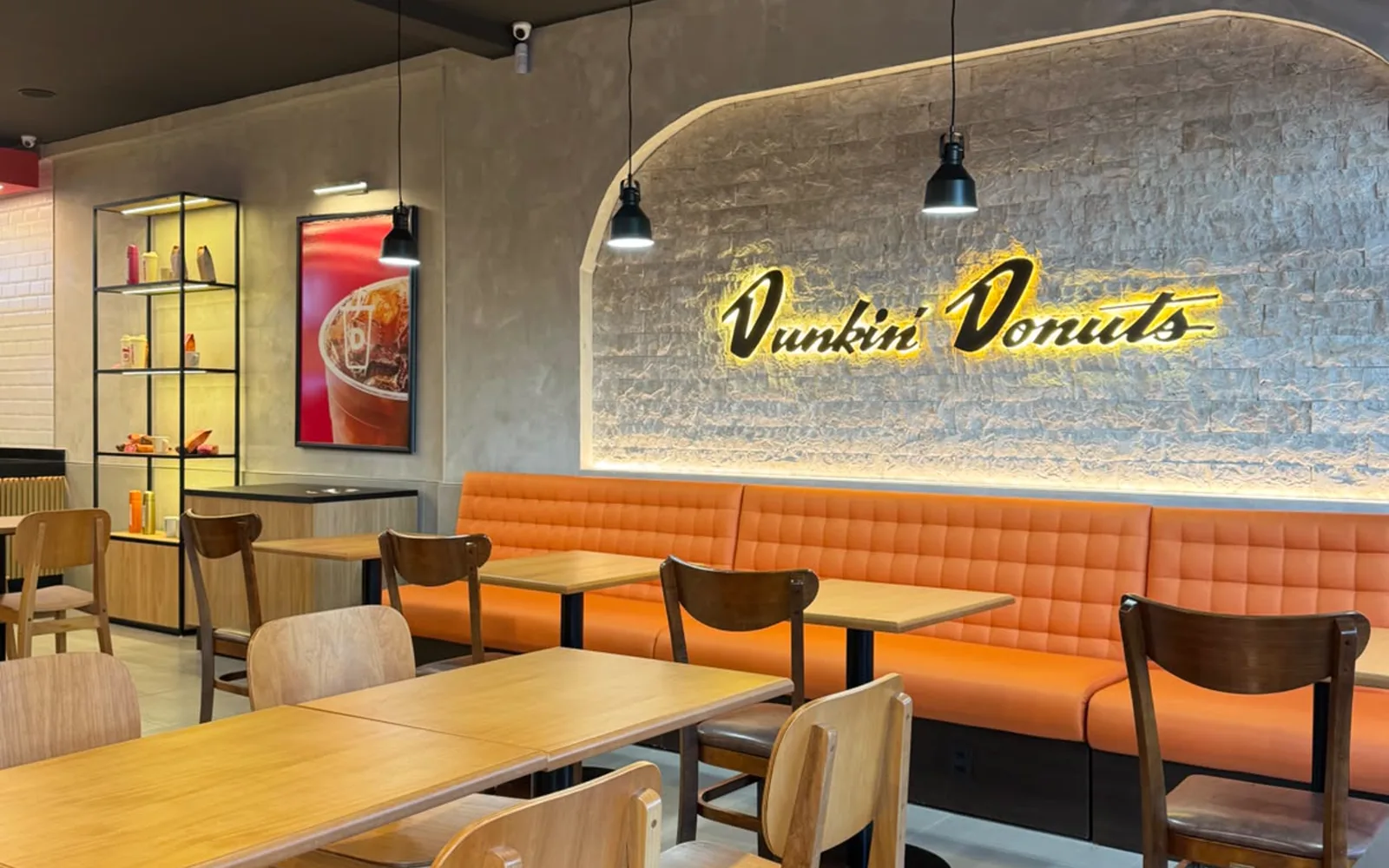 Loja Dunkin Donalds com cadeiras e mesas Lideratti