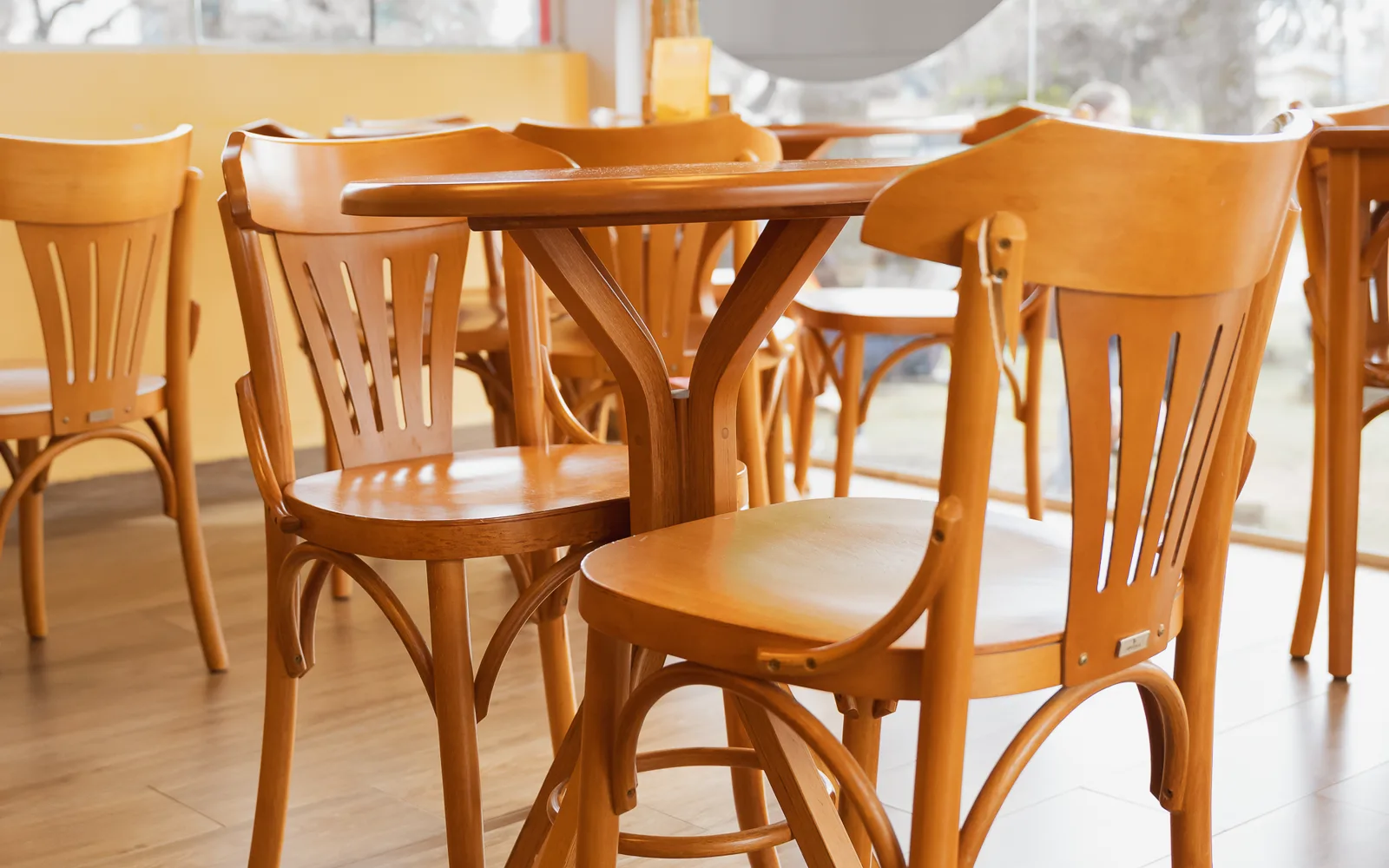 Cadeiras e mesa Lideratti no Nannin