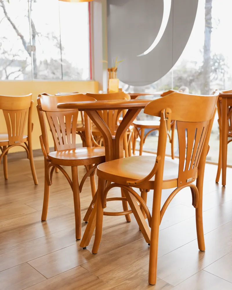 Cadeiras e mesa Lideratti no Nannin