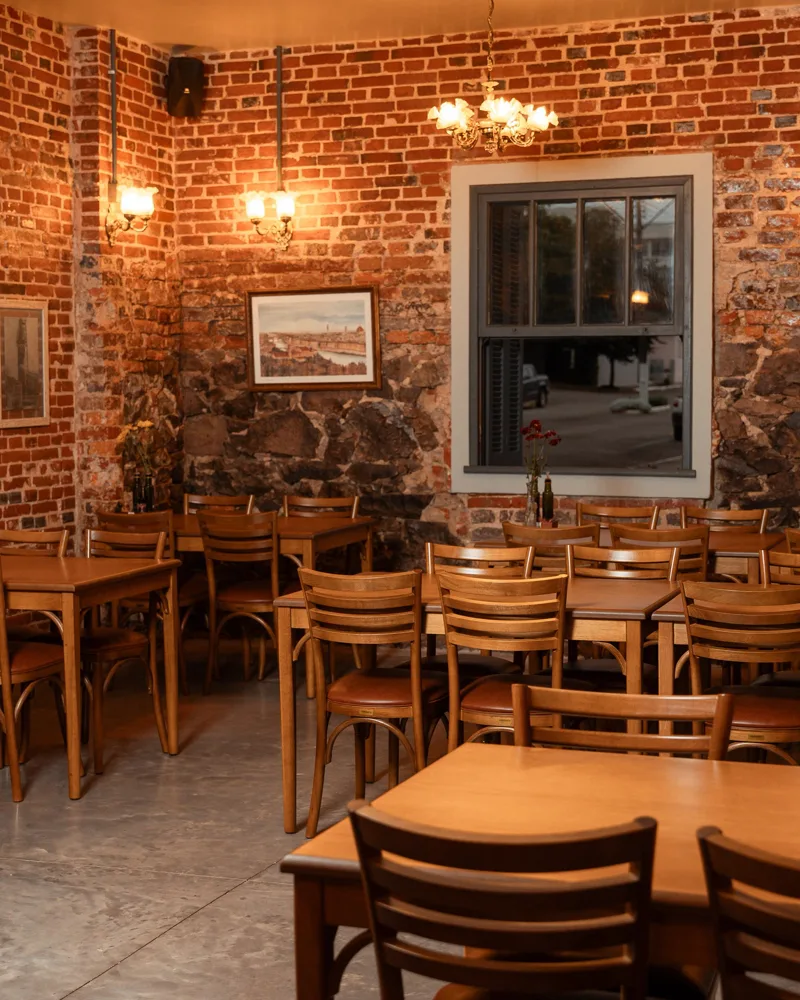 Salão do Ristorante La Sorella com mobiliário Lideratti